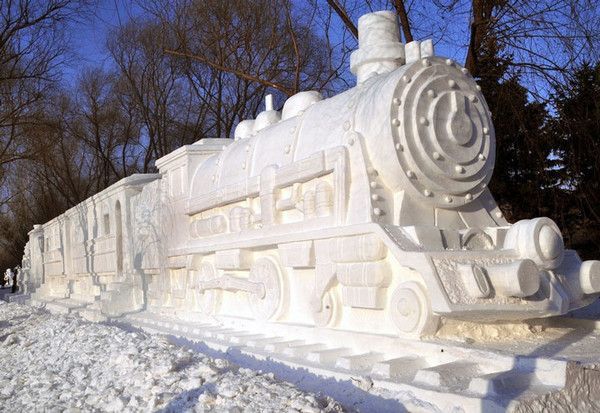 sculpture train en neige 