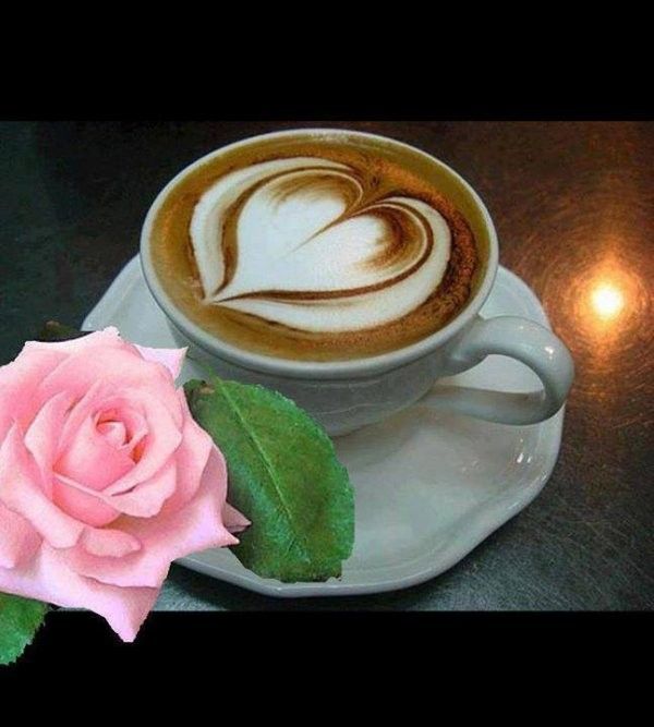 un bon cappuccino en plus avec une rose